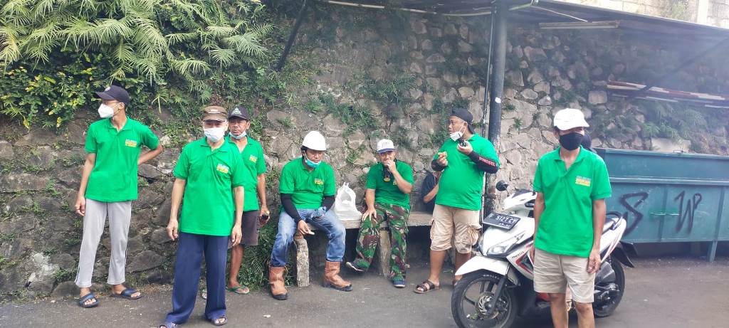 Beberapa relawan Masjid Jami Al-Hidayah berfoto bersama 