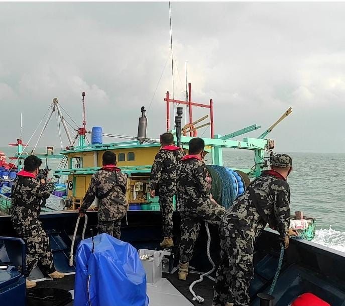 Tegang! Pengejaran Kapal Malaysia Pencuri Ikan di Selat Malaka