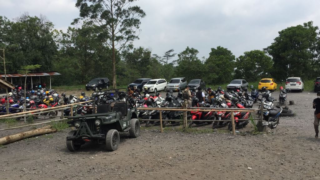 Lahan parkir Kopi Merapi / Pribadi