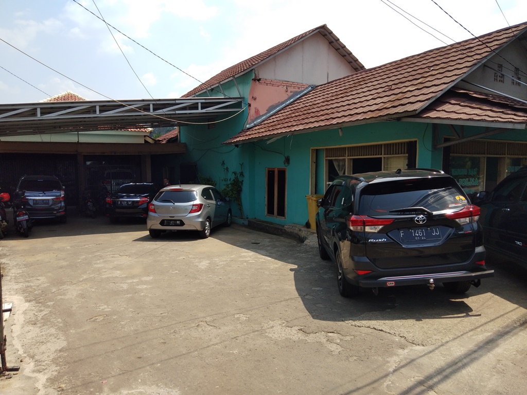 Tempat Parkir Warung Nasi Sajolna / Pribadi