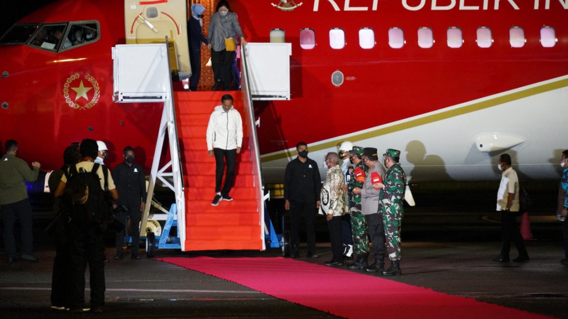 Presiden Jokowi Tiba di Sorong, Disambut Pangdam XVIII Kasuari
