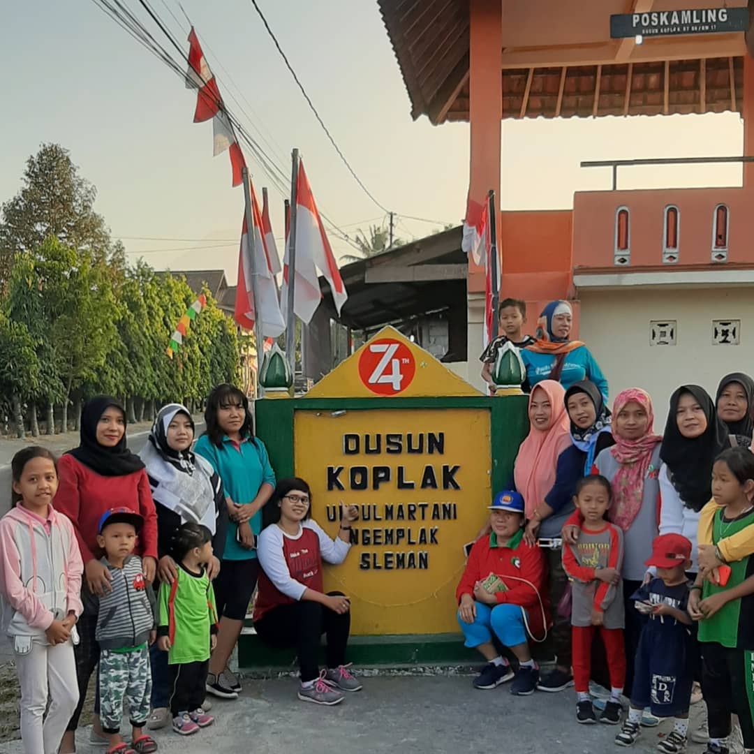 Warga berfoto bersama di depan tugu batas Dusun Koplak / IG @dusunkoplakofficial