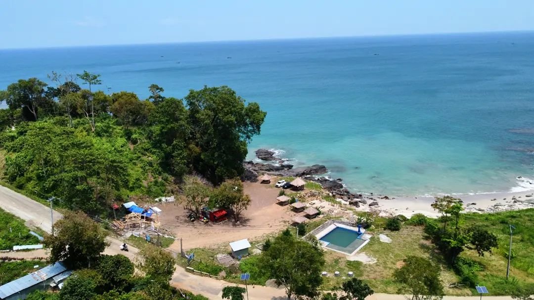 Pantai Batu Hideung IG @rhevigr