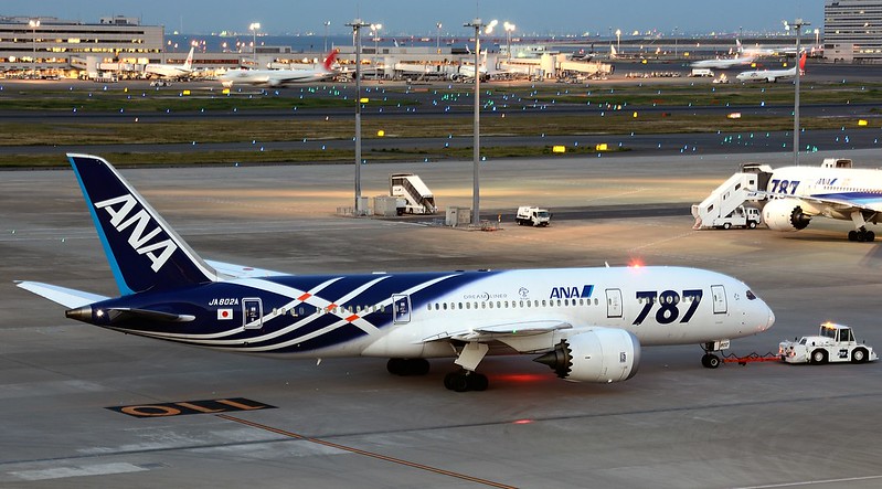 Untuk bergerak mundur pesawat harus dibantu oleh pushback car. Gambar Flickr