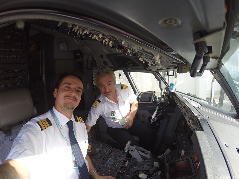 Ilustrasi pilot dan co pilot. Gambar Flickr