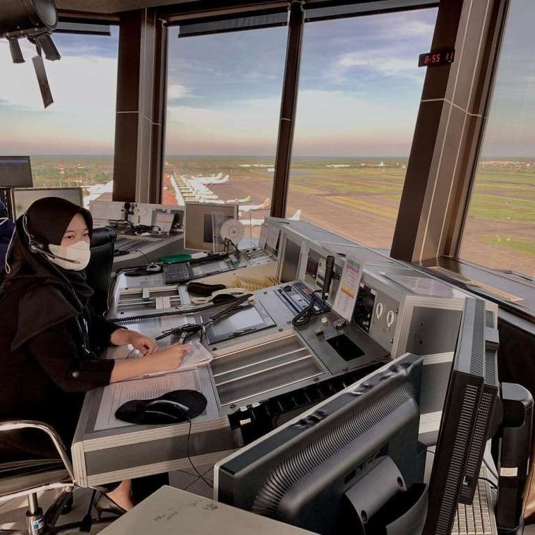 Air Traffic Controller. Gambar Instagram @atc_view