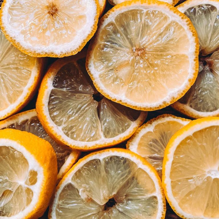Irisan lemon yang bermanfaat untuk menghilangkan daki. Pict by IG @pauline_dmtier